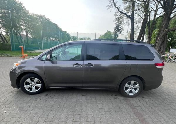 Toyota Sienna cena 68000 przebieg: 228000, rok produkcji 2014 z Oleśnica małe 137